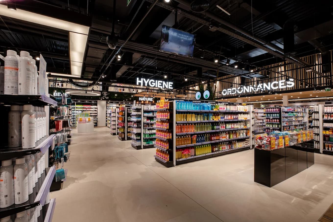 Nettoyage de la Pharmacie de Flins avec robot autonome Pudu — 3V Nettoyage