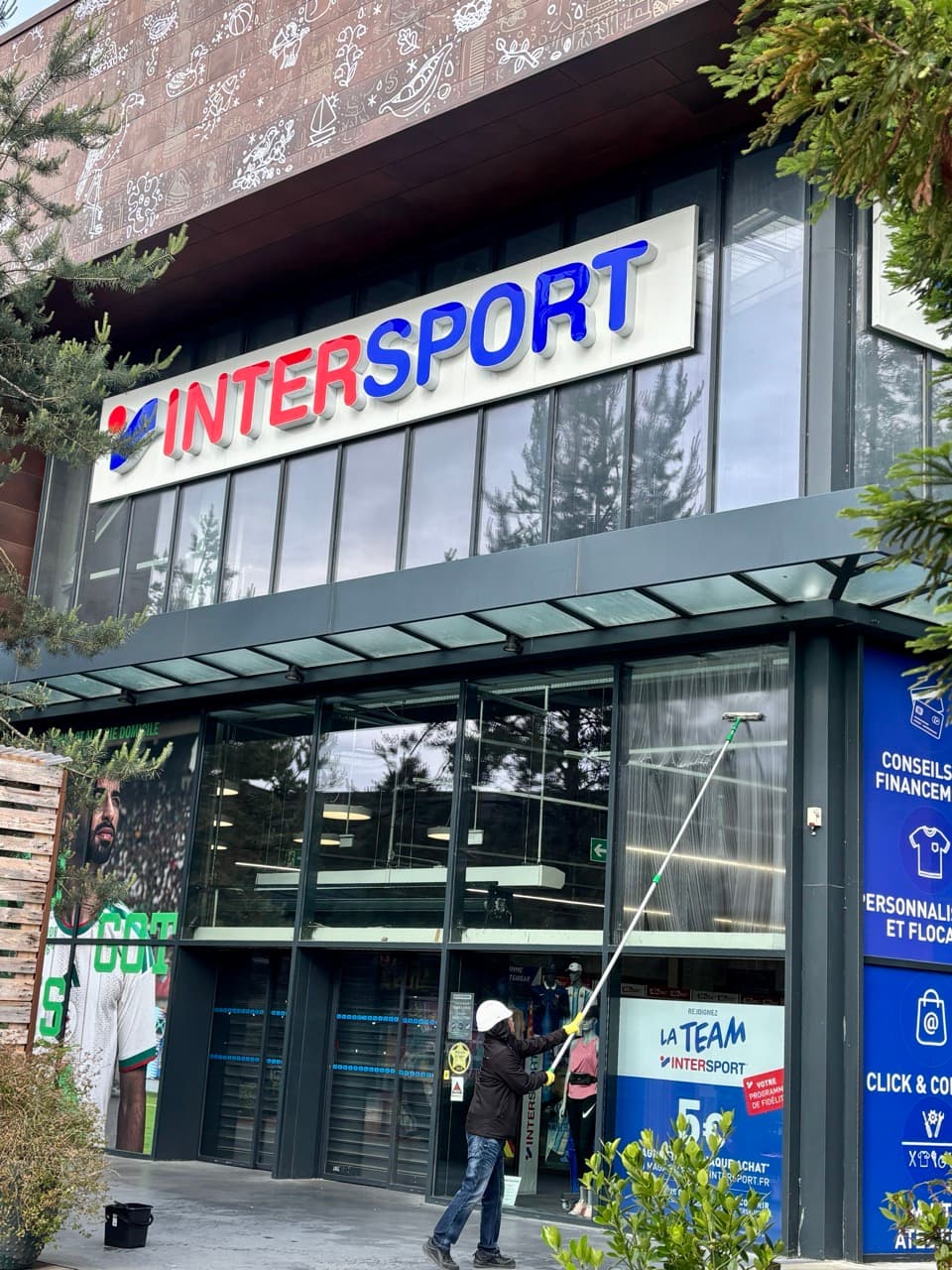 Vitrerie d'entrée de magasin nettoyée par 3V Nettoyage